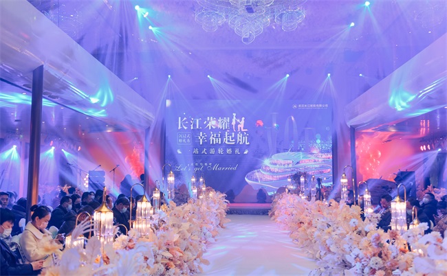 船于江中行，人在畫中游，是沉浸式郵輪婚禮給的浪漫